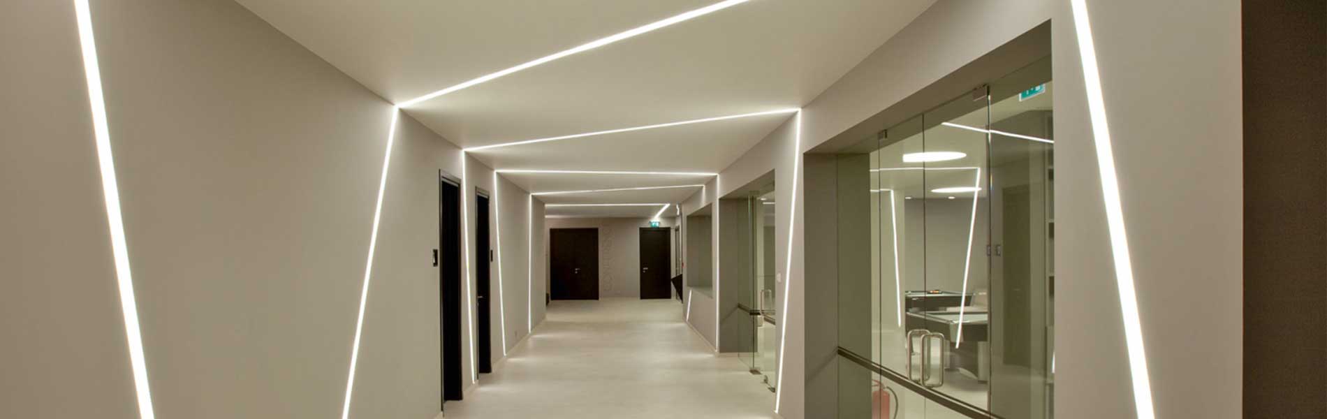 نور خطی اجرا شده در راهرو